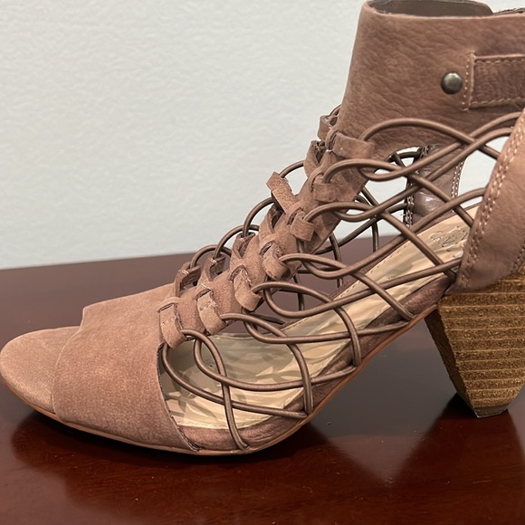 Vince Camuto VC-EVEL Smoke Taupe Silk Goat Tublar Ela Size 7.5 - Picture 13 of 16